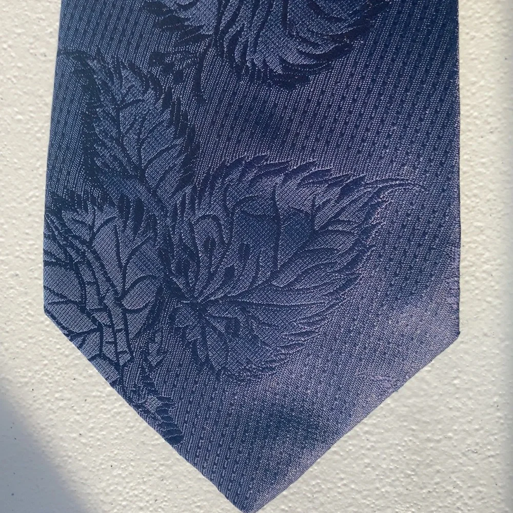 Vintage 90s navy blue with leave pattern tie